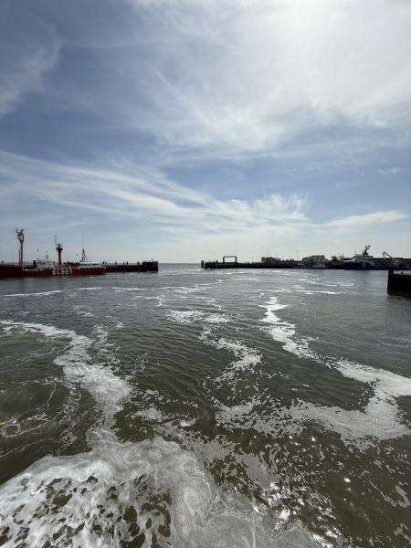 Einfahrt in Cuxhavener Hafen mit dem Halunder Jet