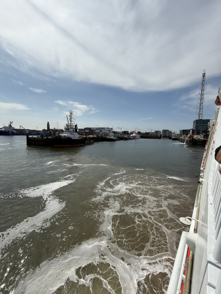 Einfahrt in Cuxhavener Hafen mit dem Halunder Jet
