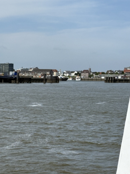 Einfahrt in Cuxhavener Hafen mit dem Halunder Jet