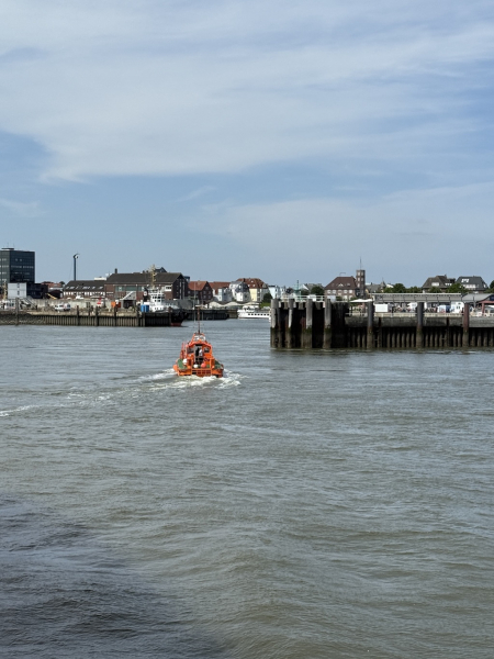 Einfahrt in Cuxhavener Hafen mit dem Halunder Jet