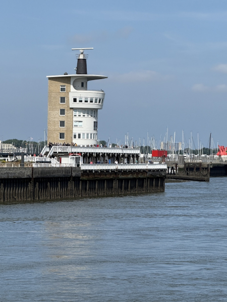 Einfahrt in Cuxhavener Hafen mit dem Halunder Jet