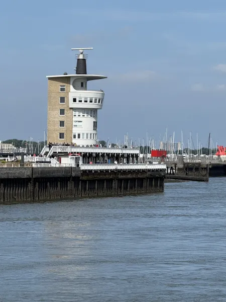 Einfahrt in Cuxhavener Hafen mit dem Halunder Jet