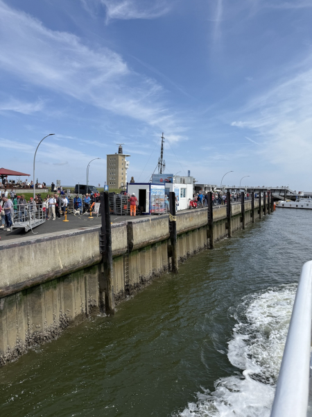 Einfahrt in Cuxhavener Hafen mit dem Halunder Jet