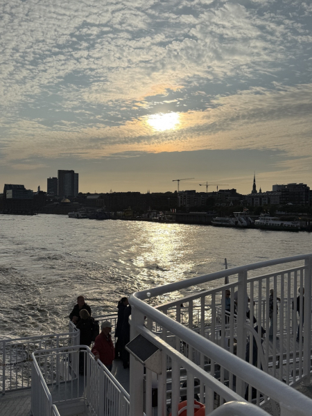 Sonnenuntergang auf dem Rückweg im Hamburger Hafen